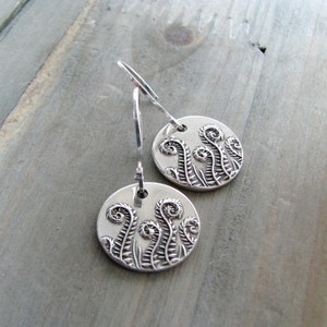 Pendientes de helecho de plata fina y de ley de la familia Fiddlehead, originales y exclusivos de SilverWishes