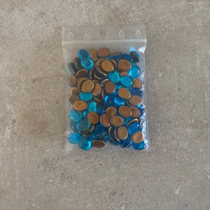 Cabochon in vetro vintage in uno splendido azzurro cielo che ricorda l'acquamarina