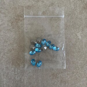 Strass di vetro vintage in uno splendido colore azzurro cielo che ricorda l'acquamarina