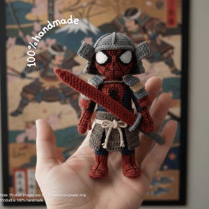 Amigurumi personalizzato Samurai Spider Hero – Guerriero lanciaragnatele con elmo e spada gigante