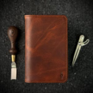 Cartera para pasaporte de cuero hecha a mano / Cuero italiano de grano completo de color canela vegetal con ligero tirón hacia arriba / 100 % hecho a mano en Tennessee