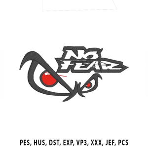 Puede incluir: Parche bordado en negro y rojo con la frase "NO FEAR" y un diseño de ojo estilizado. El ojo tiene un iris rojo y un contorno negro. Ideal para ropa o accesorios.