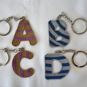 Peut inclure: Une tasse en céramique blanche avec une anse noire et l'inscription "But First, Coffee" en noir, dans une police manuscrite. La tasse est posée sur une surface blanche.