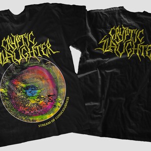 Può includere: T-shirt nera con la scritta "CRYPTIC SLAUGHTER" in giallo, davanti e dietro. La parte anteriore della maglietta presenta un design astratto e colorato all'interno di un cerchio, con le parole "STREAM OF CONSCIOUSNESS" sottostanti.