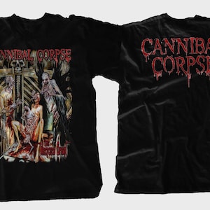 Puede incluir: Camiseta negra con el nombre de la banda "CANNIBAL CORPSE" en letras rojas goteantes en la parte delantera y trasera. El gráfico frontal representa una escena espantosa con figuras y el texto "THE BLEEDING".