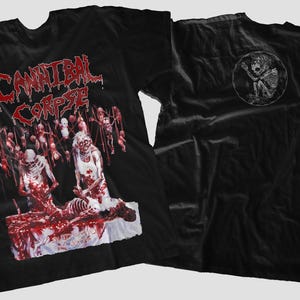 Może przedstawiać: Czarna koszulka z nazwą zespołu "Cannibal Corpse" w czerwonej, ociekającej czcionce. Grafika z przodu przedstawia krwawą scenę z postaciami i krwią. Tył ma okrągłą grafikę szkieletowej postaci.