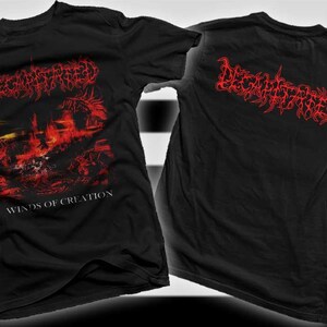 Puede incluir: Camisetas negras con diseños gráficos rojos. La camiseta delantera presenta la palabra "Decomposed" sobre una ilustración ardiente y el texto "Winds of Creation". La camiseta trasera tiene la palabra "Decomposed" en rojo.
