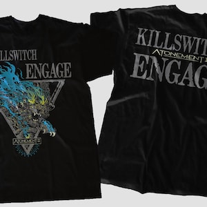 Può includere: T-shirt nera con il nome della band "Killswitch Engage" in lettere argentate. La parte anteriore presenta una grafica dettagliata di una creatura con fiamme blu e gialle. Il retro della maglietta riporta anche il nome della band e il titolo dell'album.