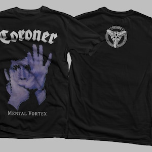 Könnte beinhalten: Schwarzes T-Shirt mit dem Bandnamen "Coroner" in weißen gotischen Buchstaben. Auf der Vorderseite befindet sich eine verzerrte blau-violette Grafik eines Gesichts und einer Hand, darunter "Mental Vortex". Auf der Rückseite befindet sich ein weißes kreisförmiges Logo.
