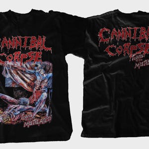 Może przedstawiać: Czarna koszulka z nazwą zespołu "Cannibal Corpse" w czerwonej, ociekającej czcionce z przodu i z tyłu. Grafika z przodu przedstawia makabryczną ilustrację. Tył koszulki również wyświetla "Tomb of the Mutilated".