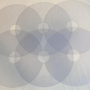 Puede incluir: Un conjunto de nueve círculos translúcidos superpuestos, dispuestos en un patrón simétrico. Los círculos son todos del mismo tamaño y están hechos de un material transparente.
