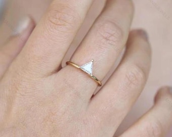 Anello con diamante taglio trilione / Anello solitario triangolare in oro 14 carati / Anello di fidanzamento geometrico minimalista / Delicato anello di promessa in oro per lei