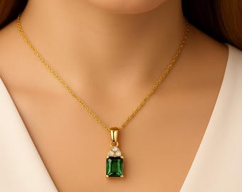 Colgante de turmalina verde talla esmeralda – Oro de 18 quilates, dije con detalles de diamantes