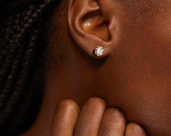 Orecchini in oro per bambina e donna in oro 18 k, design fiore di madreperla con perla centrale naturale, con chiusura a pressione o a vite. e Oro giallo, colore