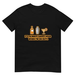 Peut inclure: T-shirt noir avec un motif sur le thème des cocktails. Le design comprend une bouteille, un shaker et un verre à martini avec une tranche d'orange. Le texte dit : "IT'S ALWAYS HAPPY HOUR WHEN I'M ON DUTY."