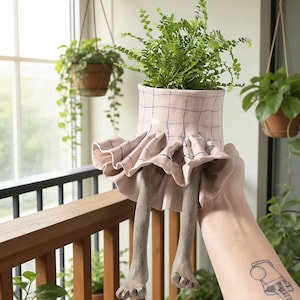 Maceta con forma de piernas divertidas, maceta de cerámica hecha a mano con forma de asiento, maceta para suculentas con falda azul, decoración original para el hogar, idea de regalo única.
