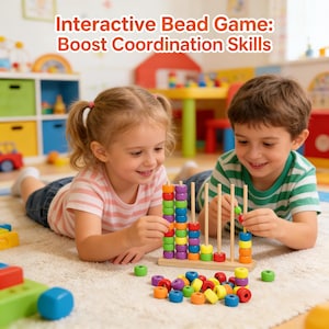 Könnte beinhalten: Zwei Kinder spielen auf einem weißen Teppich mit einem Holzperlenspiel. Das Spiel hat bunte Perlen und Holzdübel. Der Text oben lautet "Interactive Bead Game: Boost Coordination Skills".