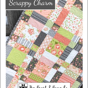 Może przedstawiać: Wzór patchworku o nazwie "Scrappy Charm" autorstwa The Heart & Home Co. Patchwork wykonany jest z kwadratów w odcieniach różowego, zielonego, białego i szarego. Wzór zawiera różne nadruki kwiatowe, kratę i paski.