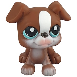Figura vintage LPS Littlest Pet Shop, perro n.° 83 BOXER 2005 Hasbro, marrón, blanco, generación 1, un imán azul, ojos rosas, muy buena calidad. Ofrecemos envío combinado.