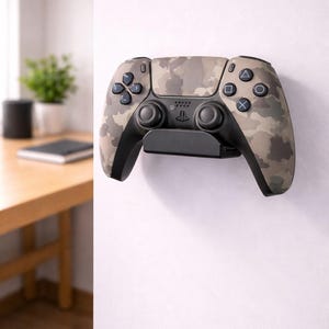 Puede incluir: Una taza de cerámica blanca con un asa negra y el texto "But First, Coffee" en negrita negra. La taza se encuentra sobre un fondo borroso, sugiriendo un ambiente acogedor.