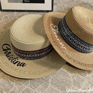 Gepersonaliseerde geborduurde strohoed met lintdecoratie strohoed platte bovenkant zomerzonnehoed mode retro kleine hoed platte rand strandhoed