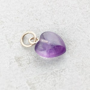 Amethyst Herz Gold Charm, Lila Herz Charm, natürlicher Amethyst Herz Gold Charm, Edelstein Herz Anhänger, 14K Gold oder Gold Fill
