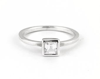 Anillo apilable de plata de ley con circonita cúbica cuadrada