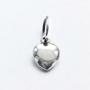 Winzige Silber Herz Sterling Silber Charme, Silber Herz Charme, kleine Herz Charme, Puffy Silber Herz Anhänger oder Ohrring Charme