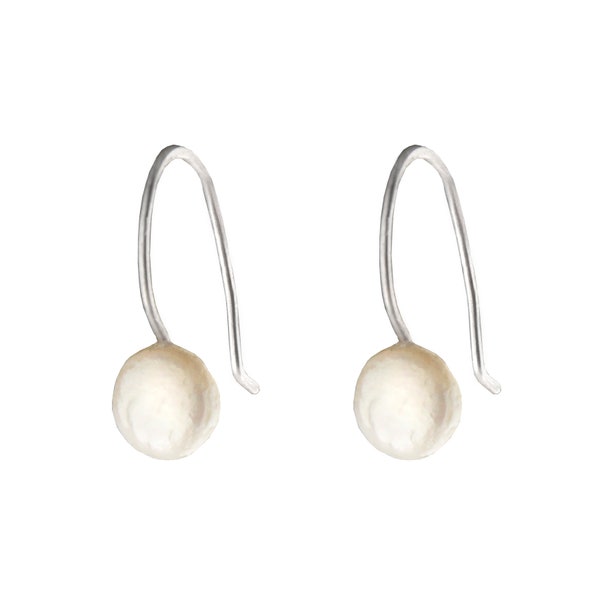 Boucles d’oreilles minimalistes en perles rondes en argent sterling avec perle de monnaie blanche naturelle, petites boucles d’oreilles en perles blanches en argent sterling