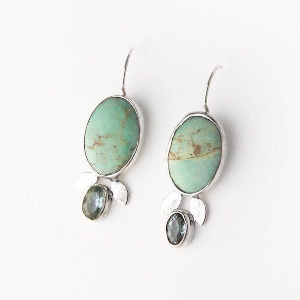 Sterlingzilveren oorbellen met ontluikende bloem turkoois en blauwe topaas: handgemaakte oorbellen, turquoise hangoorbellen