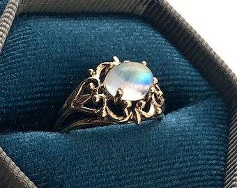 Anello antico con pietra di luna arcobaleno: oro massiccio 14k, stile vittoriano