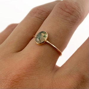Oval Grüner Moos Achat Ring in 14k Gold Filled, Ovaler Moos Achat Stapelring, Grüner Moos Achat Goldring, amerikanischer Achat Ring
