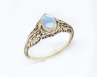 Victoriaanse 14k gouden ring met Australische kristallen opaal, ingewikkelde kanten details, vintage patina