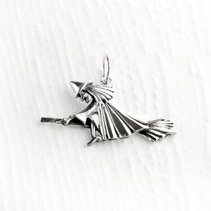Charme sorcière volante en argent sterling, breloque Halloween, breloque sorcière en argent, breloque sorcière et balai, breloque en argent