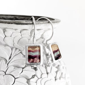 Pendientes minimalistas rectangulares de fluorita arco iris en plata de ley, pendientes colgantes de fluorita púrpura arco iris a rayas de plata de ley