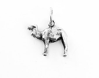 Silver CAMEL CHARM Desert Animal PENDANT *NEW* Silver CAMEL CHARM Desert Animal PENDANT *NEW*