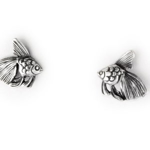 Orecchini a bottone piccoli in argento sterling con pesci rossi