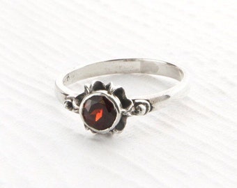 Faceted Garnet Vintage Ring in Sterling Silver, Red Garnet Solitaire Dainty Ring