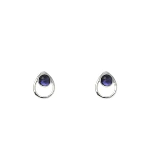 Peut inclure: Une paire de boucles d'oreilles en argent de forme goutte d'eau avec une petite pierre précieuse ronde bleue au centre de chaque boucle d'oreille.