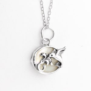 Kolibrie Hanger in Sterling Zilver en Parelmoer, Kolibrie en Trompet Vine Hanger in Sterling Zilver, Kolibrie Ketting