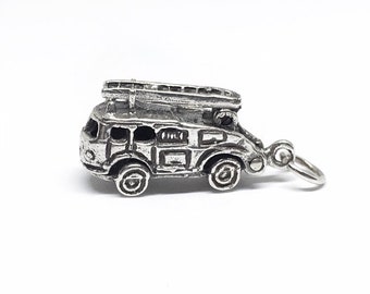 Colgante articulado vintage de camión de bomberos en plata de ley, estilo retro.