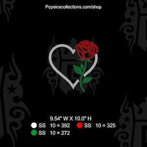 Puede incluir: Un diseño de pedrería con una rosa roja con hojas y tallo verdes, dentro de un contorno de corazón blanco, sobre un fondo negro. Las dimensiones son 24,23 cm de ancho por 25,4 cm de alto.