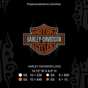 Puede incluir: Diseño del logotipo de Harley-Davidson, con el nombre de la marca y "Cycles" en un patrón tachonado naranja y blanco. El logotipo mide 27,23 cm de ancho y 20,32 cm de alto, sobre un fondo negro. El sitio web Popeicecollections.com/shop se muestra en la parte superior.