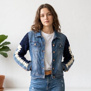 Puede incluir: Chaqueta vaquera azul con mangas de ganchillo. Las mangas combinan azul marino, blanco y azul claro. La chaqueta tiene un diseño clásico con botones y un cinturón marrón. Se usa con vaqueros azules.
