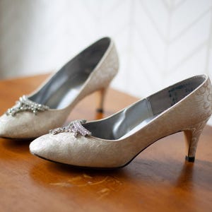 Vintage 60s Women&#39;s Metallic Fabric Rhinestone 1960 Shoes Pumps Size 6B