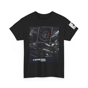 Puede incluir: Camiseta negra con un gráfico de un Hyundai Genesis coupé negro. El diseño incluye múltiples vistas del coche y el texto "GENESIS 2009". El coche tiene pinzas de freno rojas. Un pequeño cuadrado blanco con texto está en la manga derecha.