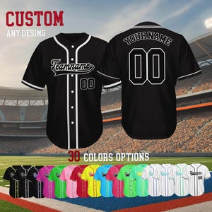 Könnte beinhalten: Schwarzes Baseball-Trikot mit weißem Besatz, mit "Teamname" und der Nummer "00". Auf der Rückseite stehen "YOURNAME" und "00". Das Bild zeigt auch eine Vielzahl von Farboptionen und den Text "CUSTOM ANY DESIGN".