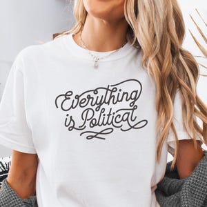 Camiseta Todo Es Político — Camiseta con Mensaje Político, Camiseta Minimalista de Protesta Activista