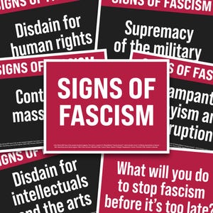 Może przedstawiać: Kolekcja plakatów ze słowami "Znaki faszyzmu" w białym tekście na czerwonym tle. Inne plakaty wyświetlają frazy takie jak "Pogarda dla praw człowieka" i "Nadrzędność wojska".