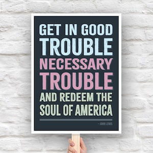 Könnte beinhalten: Ein Poster mit dem Zitat "GET IN GOOD TROUBLE NECESSARY TROUBLE AND REDEEM THE SOUL OF AMERICA" in weißer, hellblauer und rosa Schrift auf dunkelblauem Hintergrund. Das Zitat wird John Lewis zugeschrieben.